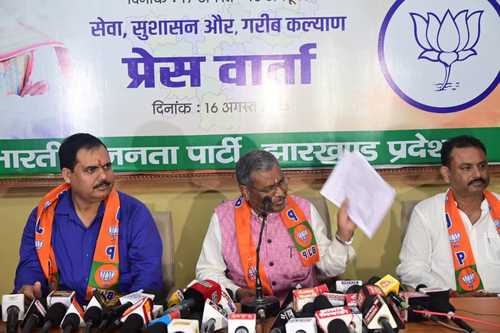 पीएम मोदी के खिलाफ झामुमो नेता के धमकी भरे बोल, भाजपा ने चुनाव आयोग से की कार्रवाई की मांग पीएम मोदी के खिलाफ झामुमो नेता के धमकी भरे बोल, भाजपा ने चुनाव आयोग से की कार्रवाई की मांग